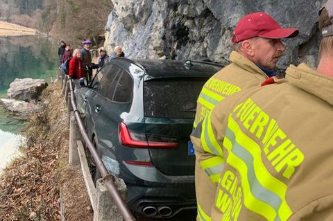 Da gehört der Alpina nicht hin: Ein Fahrer verirrte sich in Österreich auf einen Wanderweg.
