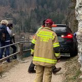 Ein Feuerwehrmann überwacht die Bergung