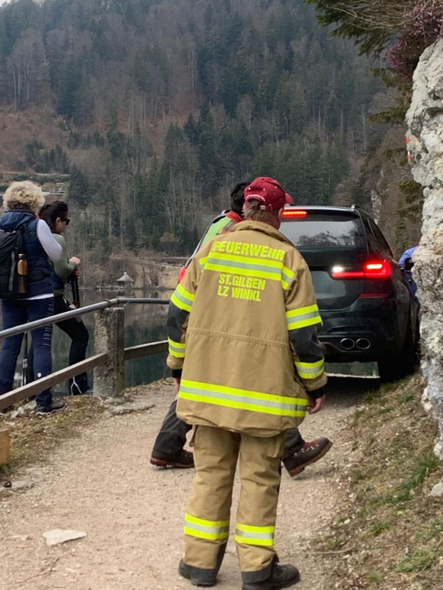 Ein Feuerwehrmann überwacht die Bergung