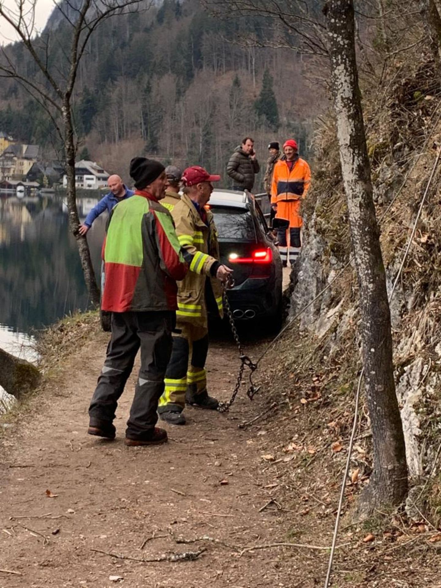 Autofahrer fährt auf Wanderweg: Der Unfall in Bildern