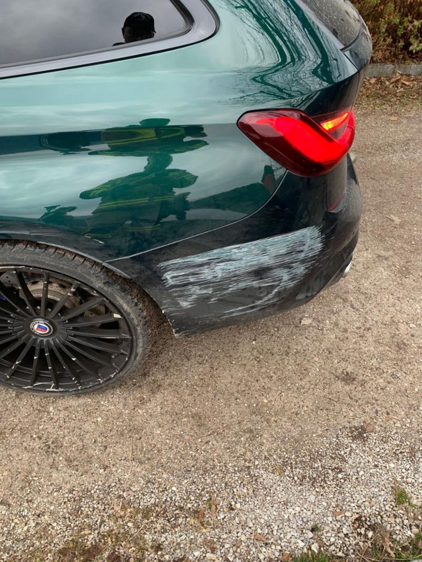 Der Kotflügel ist total zerschrammt