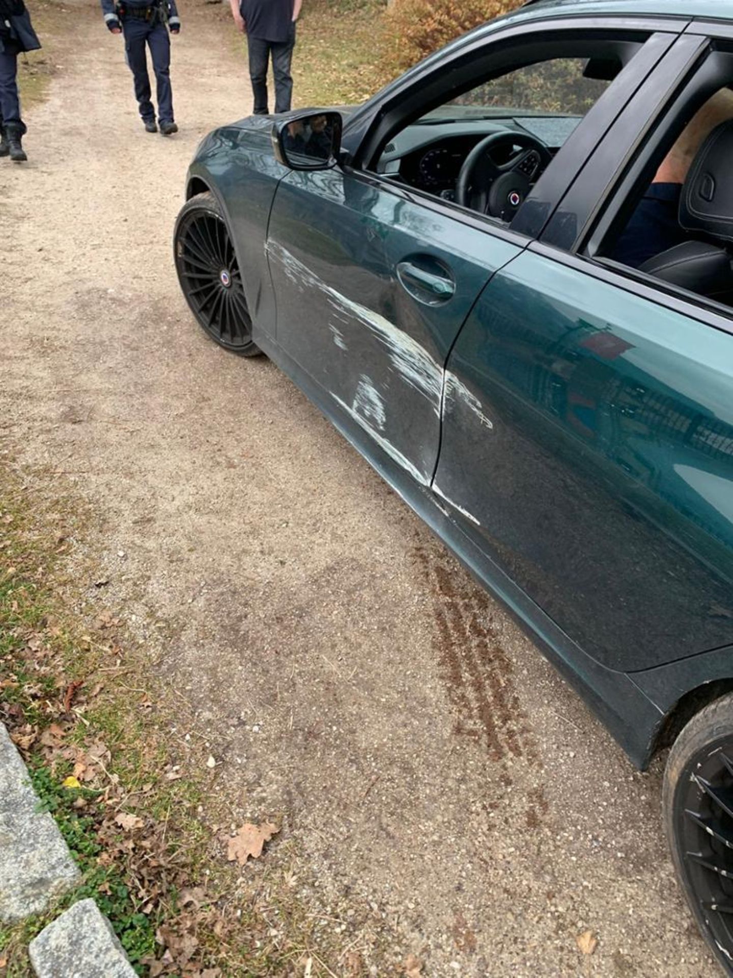 Auch die Seite des Alpina ist zerstört