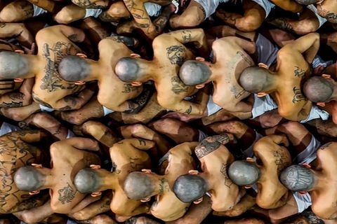 El Salvador: Massenverlegung von 2000 Gang-Mitgliedern
