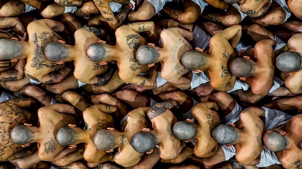 El Salvador: Massenverlegung von 2000 Gang-Mitgliedern