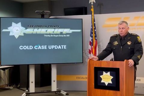 Patrick Withrow, Sheriff von San Joaquin County in Kalifornien, verkündet die Identifizierung der "Frau im Kühlschrank"