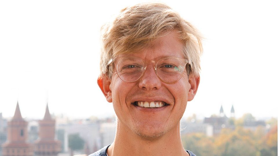 Dr. med. Nicolas Gros ist Arzt und Gründer von Salufast. Während seiner Assistenzarztzeit, bei dem international anerkannten Fasten-Experten Prof. Andreas Michalsen (Charité), entwickelte er eine innovative Lösung für das Heilfasten.