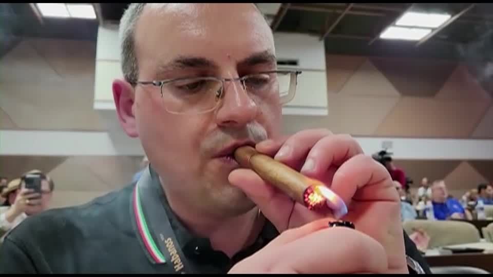 Video: Optimistisch beim Qualmen