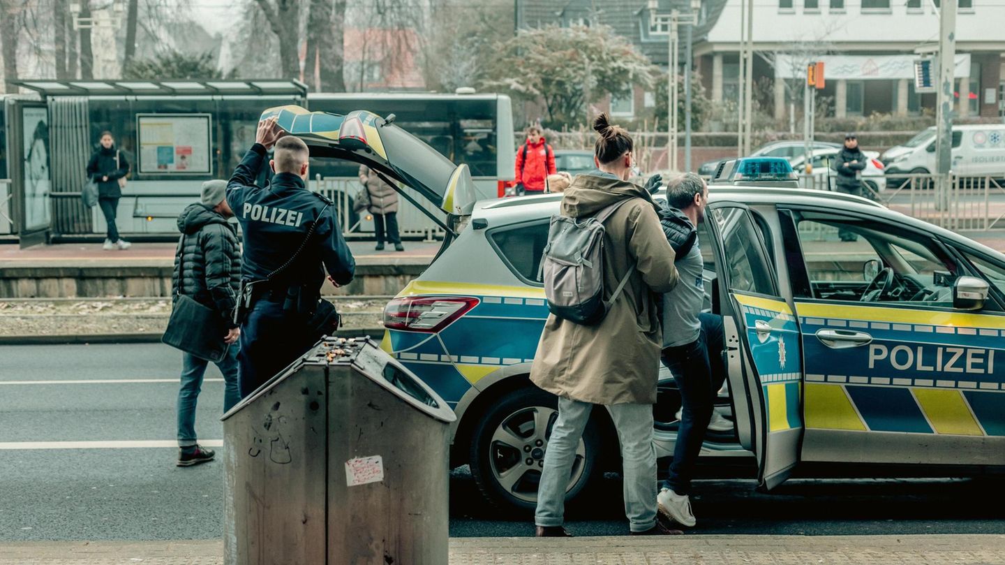 Super-Recognizer und sein team in Kölnen nehmen Dieb fest