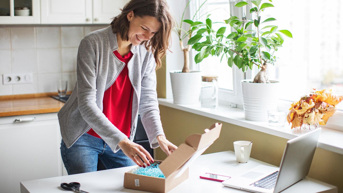 Frau packt ein Paket ein