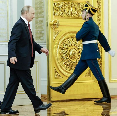 Denis Puschilin von der international nicht anerkannten sogenannten Donezker Volksrepublik und Russlands Präsident Wladimir Putin im September 2022 bei einer Zeremonie im Kreml