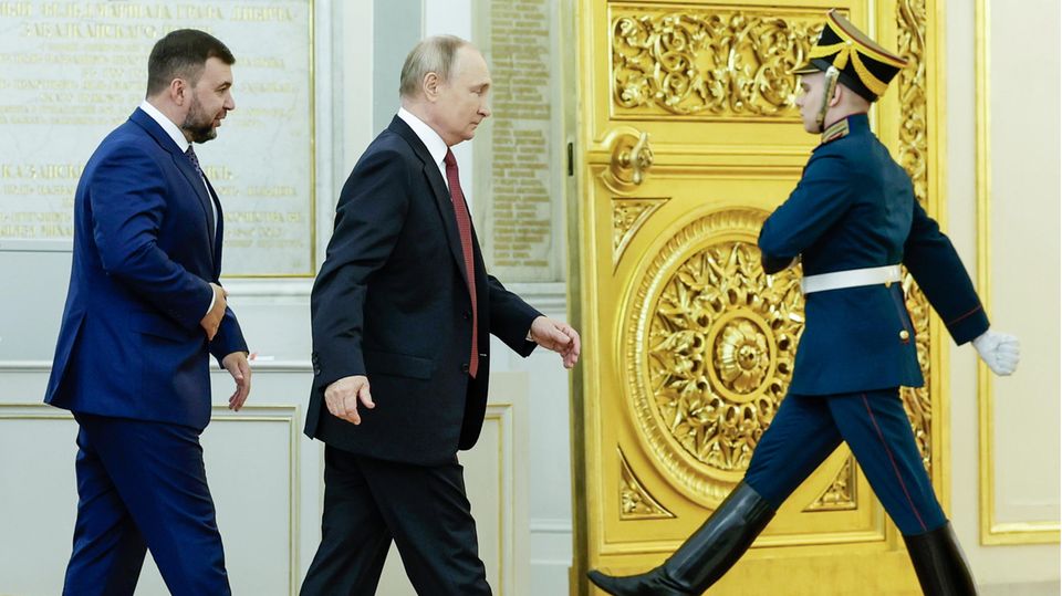 Denis Puschilin von der international nicht anerkannten sogenannten Donezker Volksrepublik und Russlands Präsident Wladimir Putin im September 2022 bei einer Zeremonie im Kreml