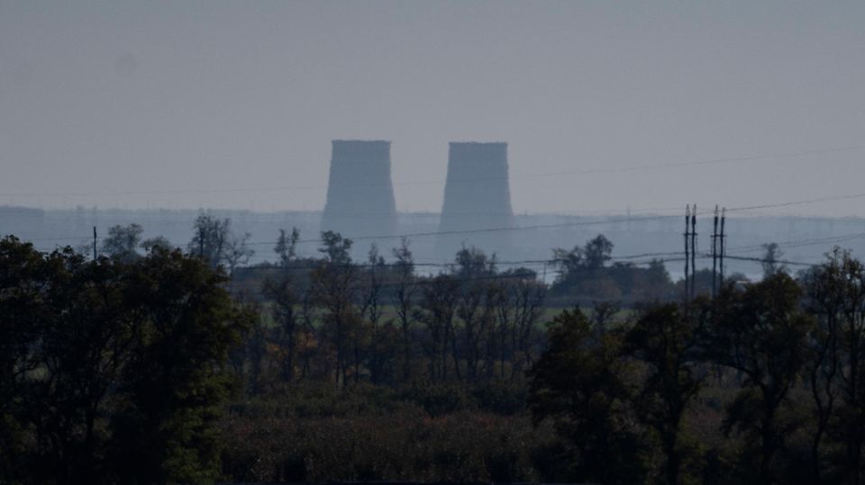 Das Kernkraftwerk Saporischschja aus einer Entfernung von etwa zwanzig Kilometern
