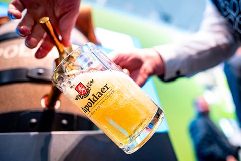 Ein Mann zapft Bier in einen Glaskrug
