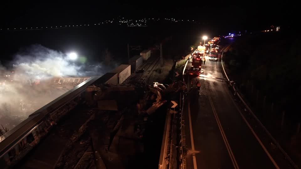 Griechenland: Personen- und Güterzug kollidieren, mindestens ein Waggon fängt Feuer – mehr als 30 Insassen sterben