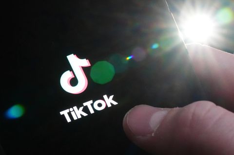 Das TikTok-Logo ist auf einem Mobiltelefon zu sehen