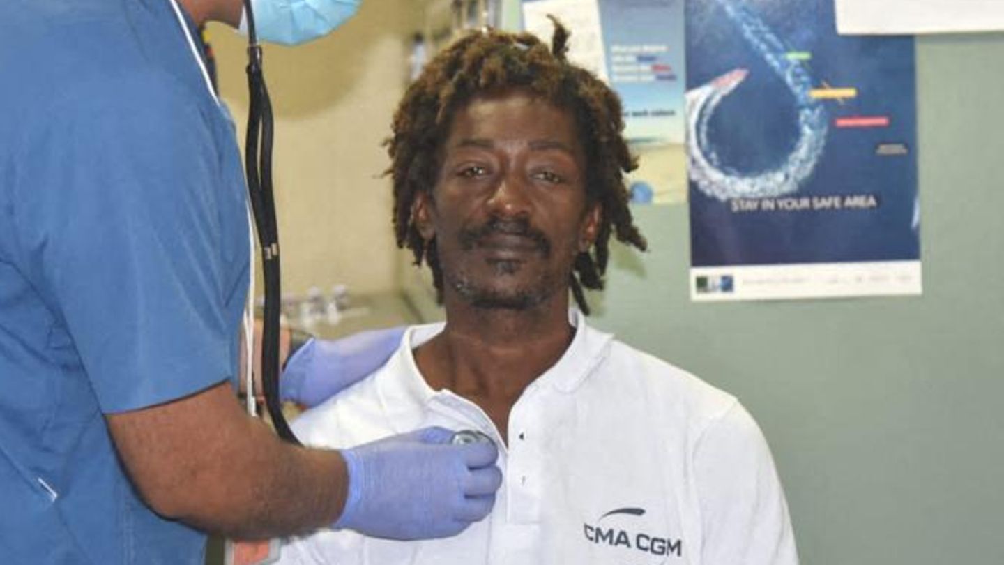 "TheKetchupBoatGuy" Elvis François bei seiner medizinischen Untersuchung nach seiner Rettung im Januar