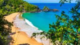 Der wohl schönste Strand der Welt liegt mitten im Atlantischen Ozean. Genauer gesagt befindet sich der berühmte Baia do Sancho rund 350 Kilometer vom brasilianischen Festland entfernt, auf der Inselgruppe Fernando de Noronha. Ganz so einfach zu erreichen ist der Sieger-Strand allerdings nicht: die Besucheranzahl ist zum Schutz der Natur begrenzt und der abgelegene Strand ist nur mit einer Wanderung durch die Klippen begehbar. Aber: Einmal im Paradies angekommen, ist die Anstrengung direkt wieder vergessen. 