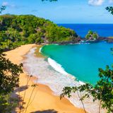 Der wohl schönste Strand der Welt liegt mitten im Atlantischen Ozean. Genauer gesagt befindet sich der berühmte Baia do Sancho rund 350 Kilometer vom brasilianischen Festland entfernt, auf der Inselgruppe Fernando de Noronha. Ganz so einfach zu erreichen ist der Sieger-Strand allerdings nicht: die Besucheranzahl ist zum Schutz der Natur begrenzt und der abgelegene Strand ist nur mit einer Wanderung durch die Klippen begehbar. Aber: Einmal im Paradies angekommen, ist die Anstrengung direkt wieder vergessen. 