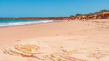 Ganze 22 Kilometer lang ist der drittplatzierte Strand im "TripAdvisor"-Ranking. Der Cable Beach an der Nordwestküste Australiens ist bei Touristen vor allem wegen seines feinen Sandes und dem türkisblauen Wasser beliebt. In der Nähe des beschaulichen Küstenortes Broome gelegen, gilt er deshalb als einer der beliebtesten Ausflugsziele im Westen des Kontinents. Alleine ist man dort also selten – aber der Strand bietet genügend Platz für einen ruhigen Strandtag. 