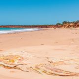 Ganze 22 Kilometer lang ist der drittplatzierte Strand im "TripAdvisor"-Ranking. Der Cable Beach an der Nordwestküste Australiens ist bei Touristen vor allem wegen seines feinen Sandes und dem türkisblauen Wasser beliebt. In der Nähe des beschaulichen Küstenortes Broome gelegen, gilt er deshalb als einer der beliebtesten Ausflugsziele im Westen des Kontinents. Alleine ist man dort also selten – aber der Strand bietet genügend Platz für einen ruhigen Strandtag. 