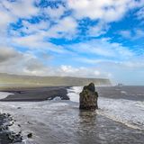 Schwarz wie Ebenholz – damit sind diesmal nicht Schneewittchens Haare gemeint, sondern der Sand am Reynisfjara Beach in Island. Der schwarze Sandstrand landet wegen seines außergewöhnlichen Anblicks und dem beeindruckenden Ausblick auf die Küste Islands im Europa-Ranking sogar auf Platz 1. Kein Wunder, dass sich vor allem in der Hauptsaison zahlreiche Besucher auf dem schwarzen Sand tummeln, um diesen besonderen Ort an der Südspitze des Landes zu erleben. 