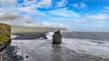 Schwarz wie Ebenholz – damit sind diesmal nicht Schneewittchens Haare gemeint, sondern der Sand am Reynisfjara Beach in Island. Der schwarze Sandstrand landet wegen seines außergewöhnlichen Anblicks und dem beeindruckenden Ausblick auf die Küste Islands im Europa-Ranking sogar auf Platz 1. Kein Wunder, dass sich vor allem in der Hauptsaison zahlreiche Besucher auf dem schwarzen Sand tummeln, um diesen besonderen Ort an der Südspitze des Landes zu erleben. 