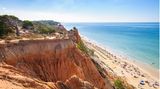 Rote Felsen, feiner Sandstrand und türkisblaues Wasser – der Praia da Falesia an der Algarve in Portugal hat seinen Platz in diesem Ranking redlich verdient. Unweit der Touristenhochburg Albufeira gilt der Strand als einer der beliebtesten an der gesamten Küste. Trotzdem lohnt sich ein Besuch, vor allem in der Nebensaison. Denn der Strand, der zum kleinen Fischerdorf Olhos de Agua gehört, bietet einen Anblick, den man sonst nur selten in Europa bekommt. 