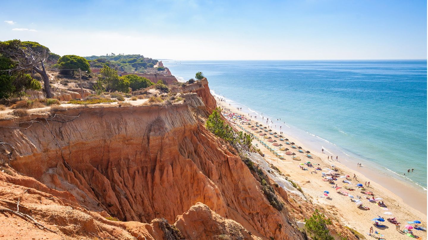 Platz 6: Praia da Falesia, Portugal Rote Felsen, feiner Sandstrand und türkisblaues Wasser – der Praia da Falesia an der Algarve in Portugal hat seinen Platz in diesem Ranking redlich verdient. Unweit der Touristenhochburg Albufeira gilt der Strand als einer der beliebtesten an der gesamten Küste. Trotzdem lohnt sich ein Besuch, vor allem in der Nebensaison. Denn der Strand, der zum kleinen Fischerdorf Olhos de Agua gehört, bietet einen Anblick, den man sonst nur selten in Europa bekommt.
