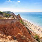 Rote Felsen, feiner Sandstrand und türkisblaues Wasser – der Praia da Falesia an der Algarve in Portugal hat seinen Platz in diesem Ranking redlich verdient. Unweit der Touristenhochburg Albufeira gilt der Strand als einer der beliebtesten an der gesamten Küste. Trotzdem lohnt sich ein Besuch, vor allem in der Nebensaison. Denn der Strand, der zum kleinen Fischerdorf Olhos de Agua gehört, bietet einen Anblick, den man sonst nur selten in Europa bekommt. 