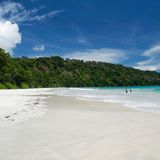 Wunderschön, schwer erreichbar und naturbelassen, das ist der Radhanagar Beach auf der Havelock Island im Indischen Ozean. Die Insel gehört zur Inselgruppe der Andamanen und Nikobaren. Der weiße Sandstrand ist umgeben von reiner Natur und gilt bei Touristen in dem Gebiet als Geheimtipp. Liegestühle und Strandbars suchen Besucher deshalb vergeblich, dafür bekommen sie aber ruhige Momente am rauschenden Meer. 