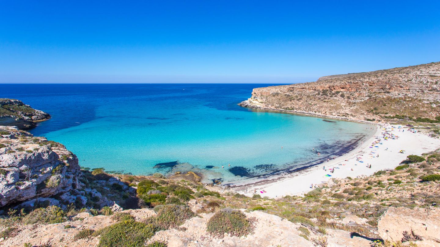 Platz 8: Spiaggia dei Conigli, Italien Wer den schönsten Strand Italiens sehen möchte, der muss etwa zwanzig Minuten durch die Dünenlandschaft auf der italienischen Insel Lampedusa wandern. Im Süden der Insel finden Besucher die beliebte Badebucht Spiaggia die Coningli – auf deutsch "Kaninchenstrand". Dank ihrem türkisblauen Wasser und dem weißen Sandstrand ist sie bei vielen Urlaubern bekannt. Alleine wandert man also nur selten durch die Dünen Lampedusas.
