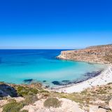 Wer den schönsten Strand Italiens sehen möchte, der muss etwa zwanzig Minuten durch die Dünenlandschaft auf der italienischen Insel Lampedusa wandern. Im Süden der Insel finden Besucher die beliebte Badebucht Spiaggia die Coningli – auf deutsch "Kaninchenstrand". Dank ihrem türkisblauen Wasser und dem weißen Sandstrand ist sie bei vielen Urlaubern bekannt. Alleine wandert man also nur selten durch die Dünen Lampedusas. 