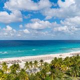 Ein Strand, der aussieht, als sei er aus einer Postkarte heraus in die echte Welt übertragen worden: Der Varadero Beach auf Kuba. Der gleichnamige Badeort, der an den insgesamt zwanzig Kilometer langen Strand grenzt, ist bei Badeurlaubern aus aller Welt äußerst beliebt. Der Vorteil: Es gibt viele Wassersportangebote und Bars und Restaurants mit Meerblick. Der Nachteil: Ein ruhiges Plätzchen findet man vor allem in der Hauptsaison selten. Paradiesisch ist es dort trotzdem. 