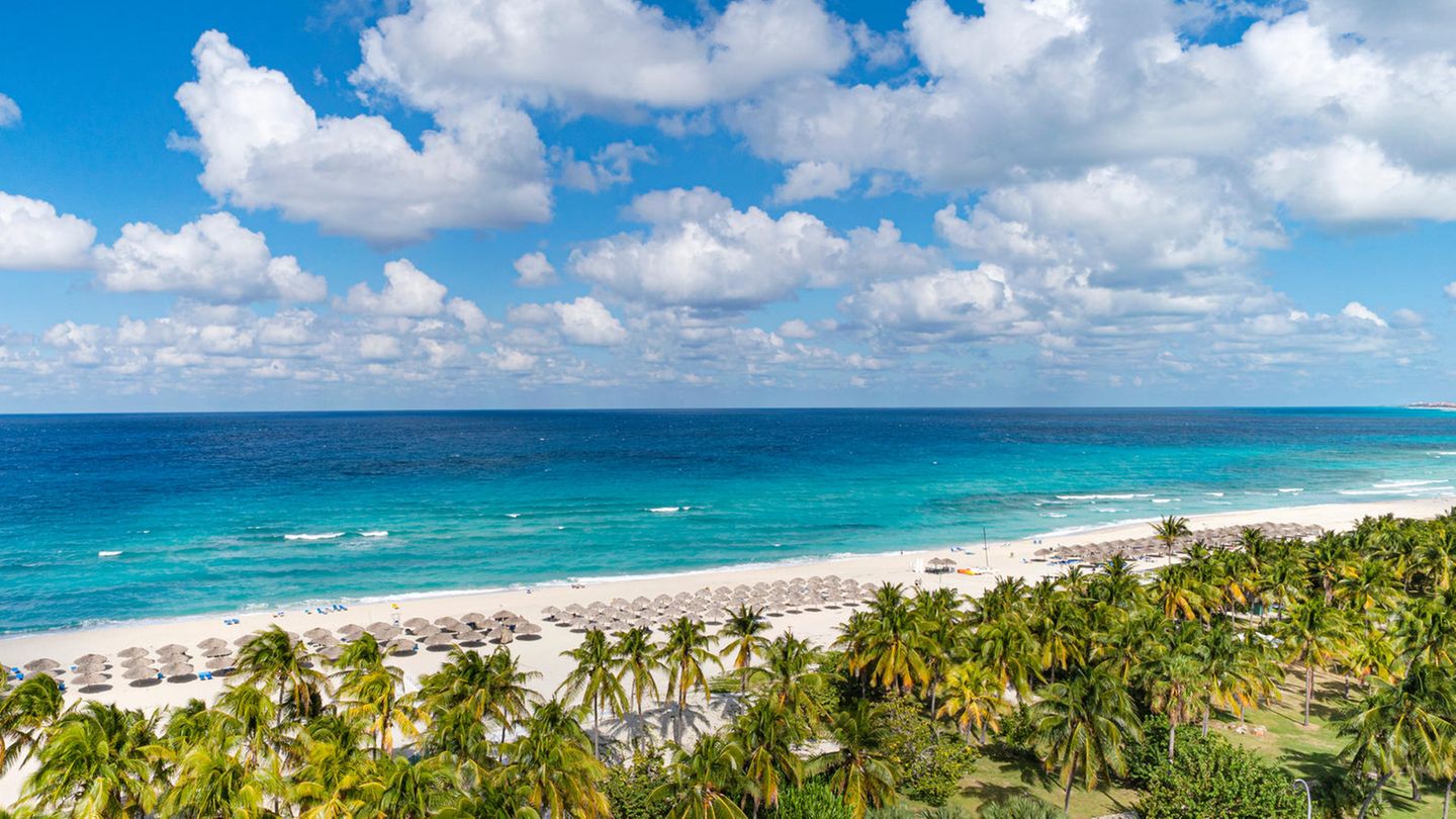 Ein Strand, der aussieht, als sei er aus einer Postkarte heraus in die echte Welt übertragen worden: Der Varadero Beach auf Kuba. Der gleichnamige Badeort, der an den insgesamt zwanzig Kilometer langen Strand grenzt, ist bei Badeurlaubern aus aller Welt äußerst beliebt. Der Vorteil: Es gibt viele Wassersportangebote und Bars und Restaurants mit Meerblick. Der Nachteil: Ein ruhiges Plätzchen findet man vor allem in der Hauptsaison selten. Paradiesisch ist es dort trotzdem. 