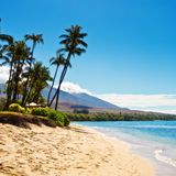 Hawaii gilt ohnehin als echtes Paradies für alle Strandliebhaber. Kein Wunder also, dass es auch ein Strand der Inselgruppe in die Top Ten geschafft hat. Der Ka’anapali Beach im Norden der Insel Maui überzeugt die Besucher vor allem mit dem sauberen Sand, türkisblauem, glasklarem Wasser und den riesigen Palmen, die dem drei Kilometer langen Strand einen paradiesischen Flair verleihen. 