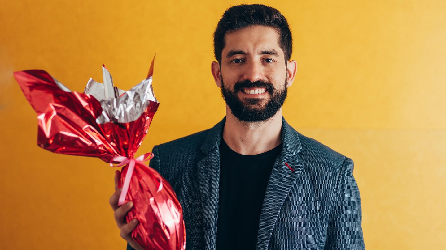 Mann hält ein Ostergeschenk in der Hand