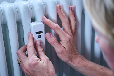 Energiepreisbremse: Eine Frau kontrolliert den Zähler ihrer Heizung