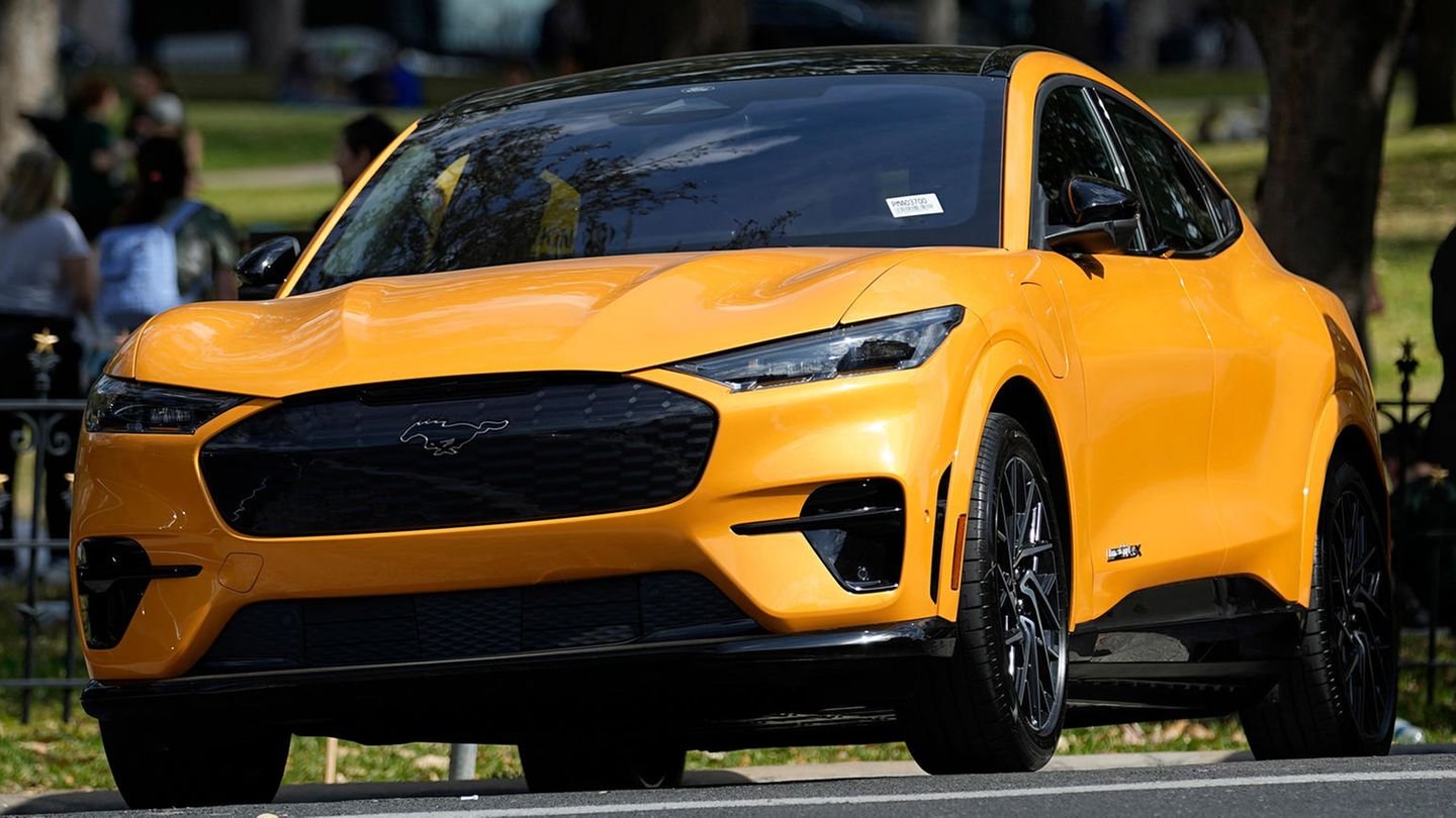 Säumige Kundschaft: Ford will sein Geld: Autos sollen bei Schulden künftig Alarm schlagen – oder von selbst zum Händler fahren