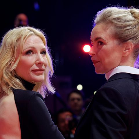 Cate Blanchett steht in einem rückenfreien Kleid neben Nina Hoss