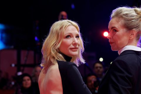Cate Blanchett steht in einem rückenfreien Kleid neben Nina Hoss