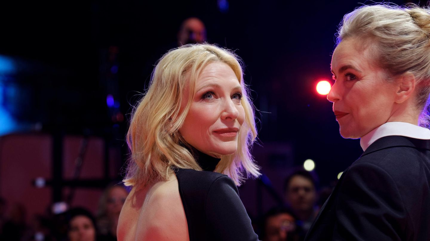 Cate Blanchett steht in einem rückenfreien Kleid neben Nina Hoss