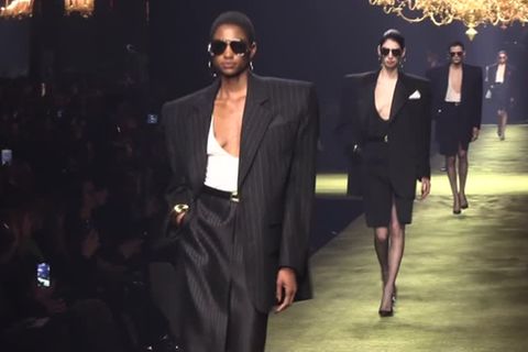 Video: YSL bringt breitschultrigen Glamour auf den Laufsteg