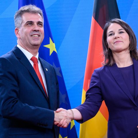 nnalena Baerbock und Eli Cohen, Außenminister von Israel, geben bei ihrem Treffen die Hand