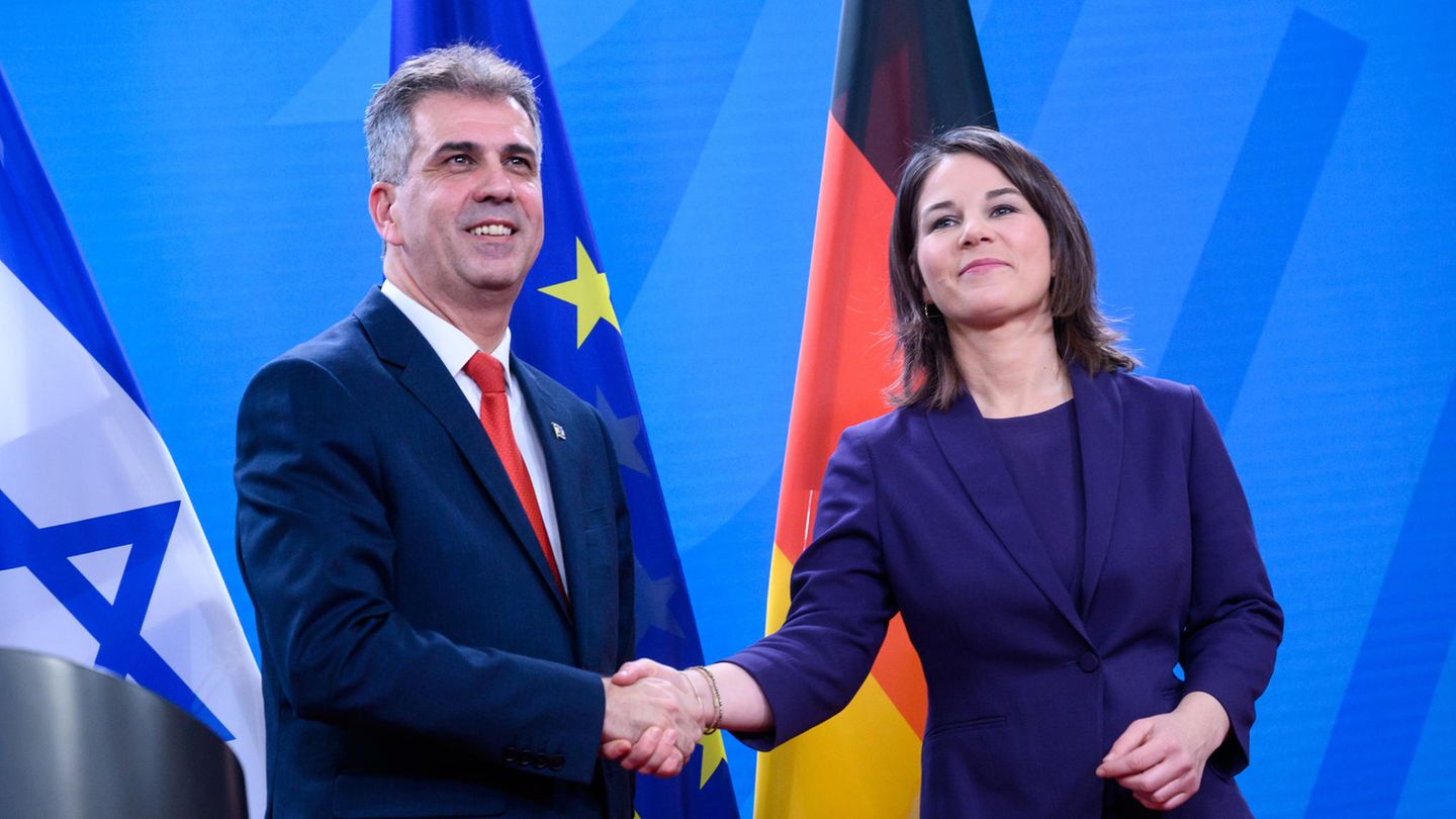 nnalena Baerbock und Eli Cohen, Außenminister von Israel, geben bei ihrem Treffen die Hand nnalena Baerbock und Eli Cohen, Außenminister von Israel, geben bei ihrem Treffen die Hand