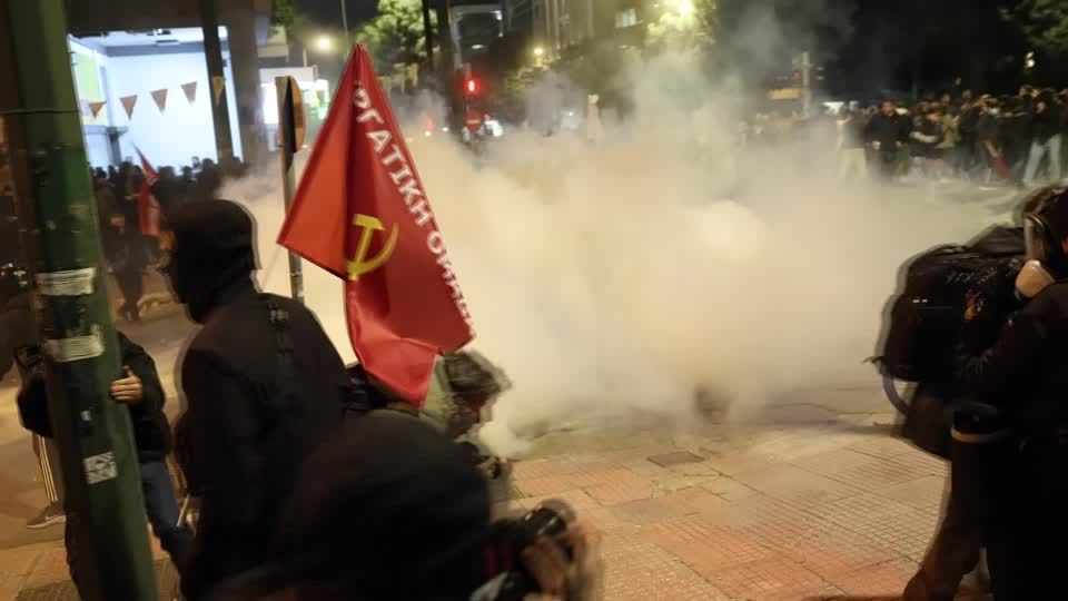 Video: Nach Zugunglück: Proteste in Thessaloniki und Athen