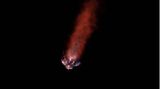 Der Nachbrenner einer SpaceX Falcon 9-Rakete im Nachthimmel