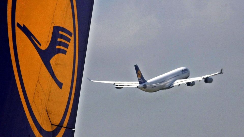 Ein Lufthansa-Airbus ist auf dem Flug von Texas nach Frankfurt wegen Turbulenzen in Washington gelandet (Symbolbild)