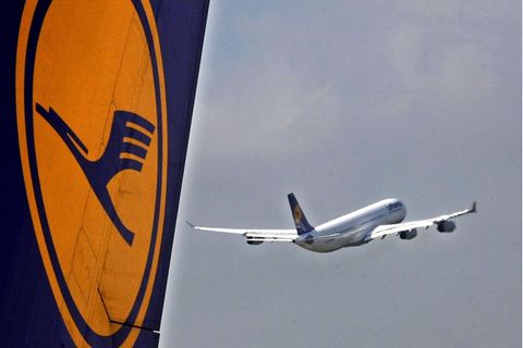 Ein Lufthansa-Airbus ist auf dem Flug von Texas nach Frankfurt wegen Turbulenzen in Washington gelandet (Symbolbild)