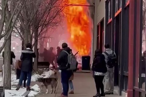 Großbrand in den USA: Heftige Explosion überrascht Einsatzkräfte – ein Feuerwehrmann stirbt