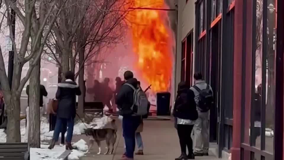 Großbrand in den USA: Heftige Explosion überrascht Einsatzkräfte – ein Feuerwehrmann stirbt